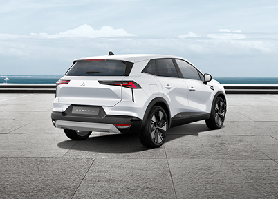 Rückansicht eines weißen Grandis Select SUV in schräger Perspektive, geparkt auf einer großzügigen Terrasse mit Blick auf das Meer und den Horizont, betont das dynamische Heck- und Lichtdesign des Fahrzeugs.
