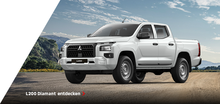 Weißer Mitsubishi L200 Diamant Pick-up steht seitlich auf einem Schotterweg vor grüner Bergkulisse, präsentiert als robuster Allrounder für Arbeit und Freizeit im Gelände.