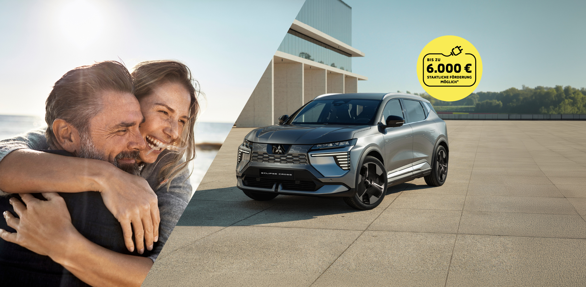 Keyvisual zur Eclipse Cross Intro Edition: links ein lachendes Paar in Nahaufnahme, rechts ein grauer Mitsubishi Eclipse Cross Intro Edition, der bei Sonnenschein auf einer Straße durch eine karge Felslandschaft fährt; oben rechts ein gelber Hinweis-Kreis mit Aktionsvorteil..
