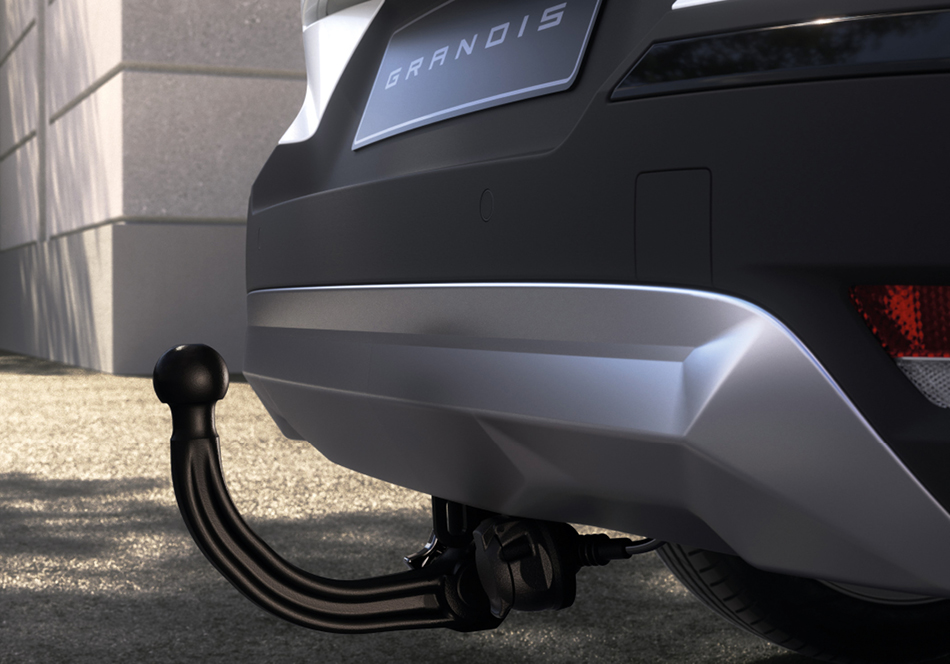 Detailaufnahme der ausgeklappten Anhängerkupplung am Heck eines Mitsubishi Grandis, bereit zum Ankuppeln eines Anhängers.