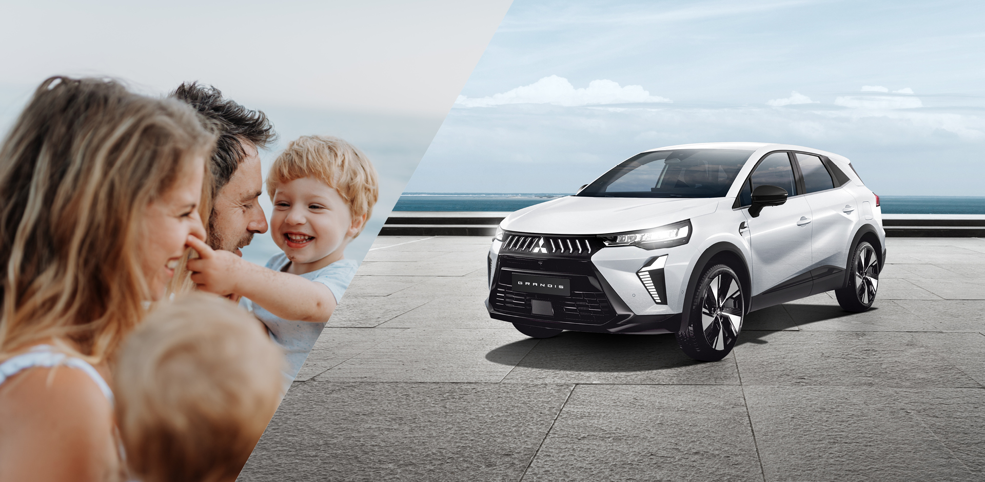 Keyvisual zum Grandis Select: links eine lächelnde junge Familie mit Kind, rechts ein weißer Grandis Select SUV, geparkt auf einer modernen Terrasse mit Meer und Himmel im Hintergrund.