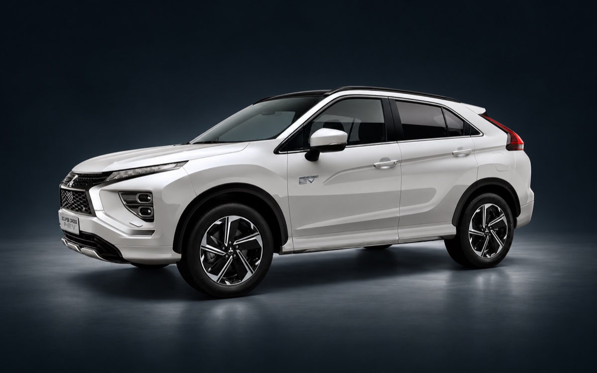 Eclipse Cross Plug-in Hybrid vor dunklem Studiohintergrund – illustratives Motiv